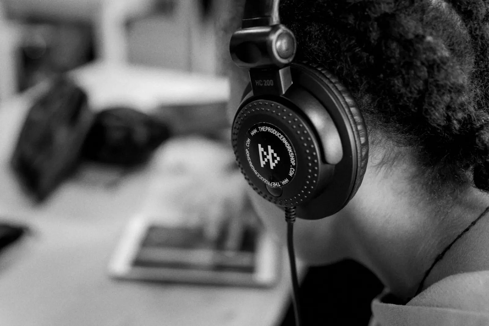 Koptelefoon met het logo van The Producer Workshop