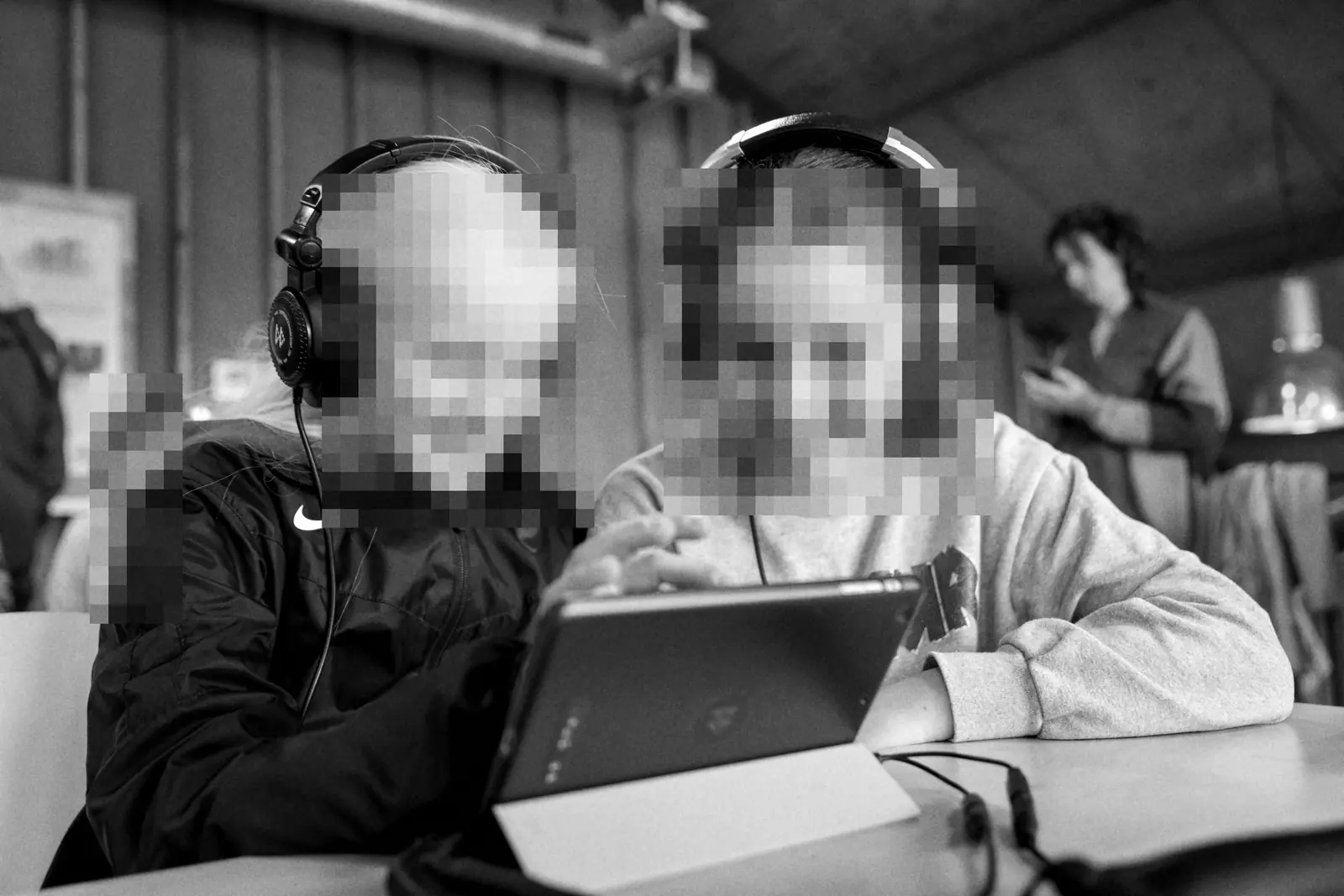 Twee leerlingen maken samen muziek op een iPad
