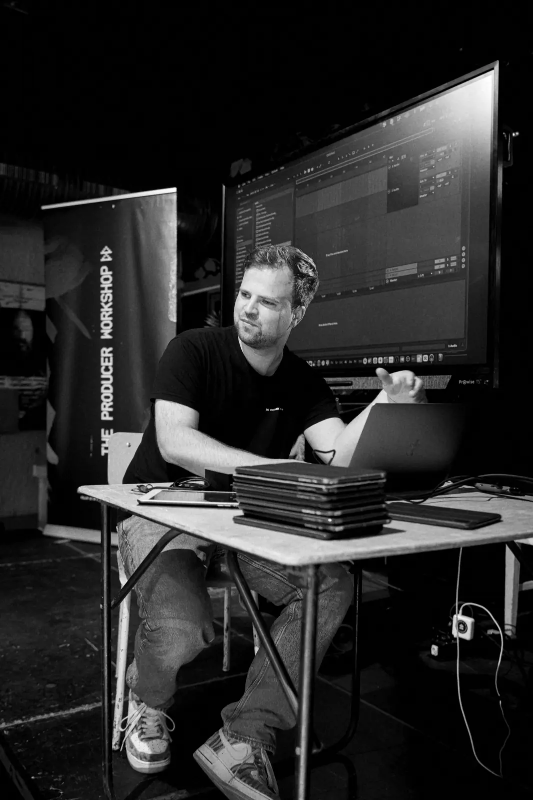 Mark Wagenaar bereidt een workshop voor met een stapel iPads