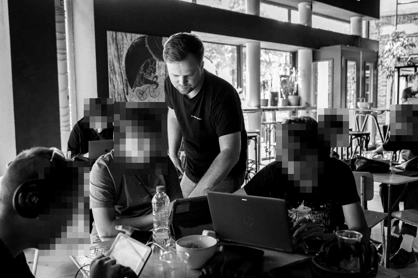 Mark helpt leerlingen met hun productie op de laptop